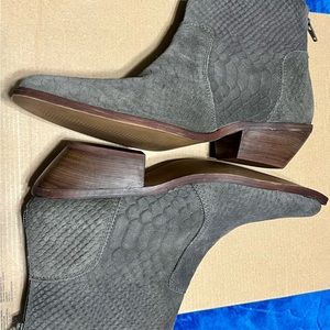 Diba Zora Leather Ankle Boot Womens size 8 Gray Reptile Snake Print Back Zipper
